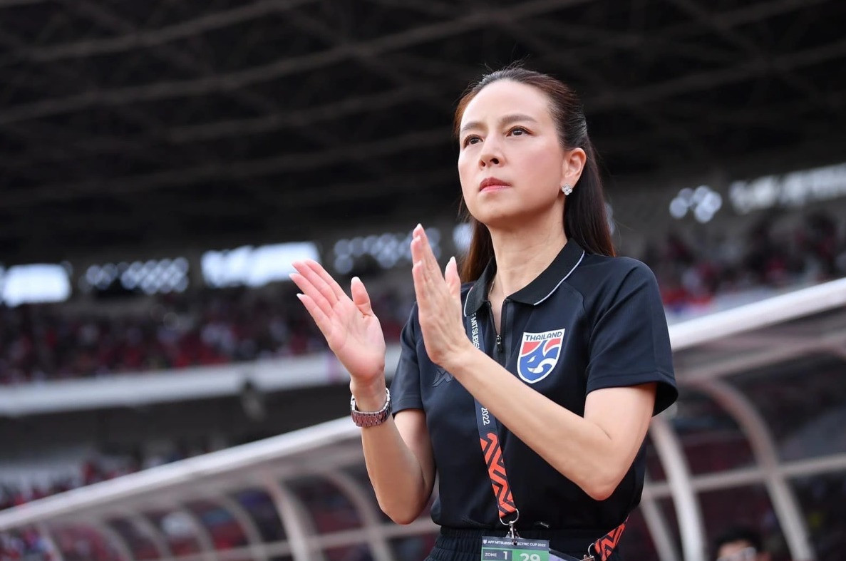 Luôn xuất hiện bên cạnh các cầu thủ Thái Lan trong suốt chặng đường AFF Cup 2024, bà Madam Pang là "nữ tướng" không còn xa lạ với khán giả hâm mộ bóng đá Việt Nam.
