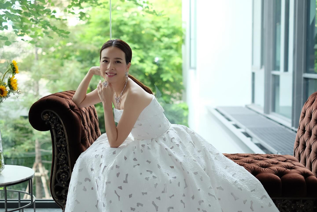 Ngoài tài trợ cho bóng đá, Madam Pang còn rất nhiệt tình trong việc làm từ thiện, tham gia các hoạt động thúc đẩy phát triển xã hội, phụ nữ và trẻ em tại Thái Lan.