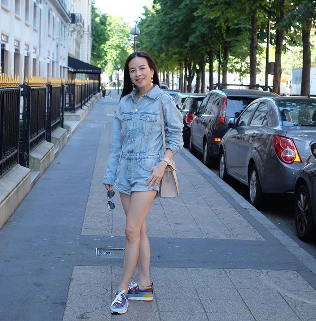 Madam Pang - Nualphan Lamsam là thế hệ thứ 5, là 1 trong những người kế thừa sản nghiệp của gia tộc Lamsam. Gia tộc của bà có xuất thân là người Hoa, là một trong những gia tộc quyền lực và giàu có bậc nhất tại Thái Lan.