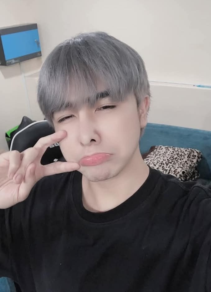 Xuất phát điểm là một tuyển thủ chuyên nghiệp, sau khi bị cấm thi đấu vĩnh viễn vì phát ngôn bừa bãi, anh chuyển sang hoạt động livestream và nhanh chóng thu hút được nhiều người theo dõi.