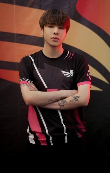 Zeros (Phạm Minh Lộc) từng được xem là game thủ có tiềm năng bậc nhất của LMHT Việt Nam. Cựu tuyển thủ này từng thi đấu cho nhiều màu áo khác nhau và đã có những thành công nhất định.