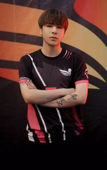 Zeros (Phạm Minh Lộc) từng được xem là game thủ có tiềm năng bậc nhất của LMHT Việt Nam. Cựu tuyển thủ này từng thi đấu cho nhiều màu áo khác nhau và đã có những thành công nhất định.