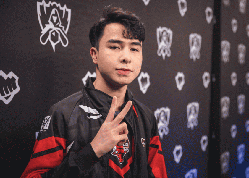 Trong quá khứ, Minas từng bị cấm thi đấu vì tham gia "trò chơi đen đỏ" ngay trên sóng livestream. Về phần Zeros, nam streamer này được cho là cũng từng nợ nần chồng chất lên tới 5 tỷ đồng với lý do tương tự như người anh của mình.