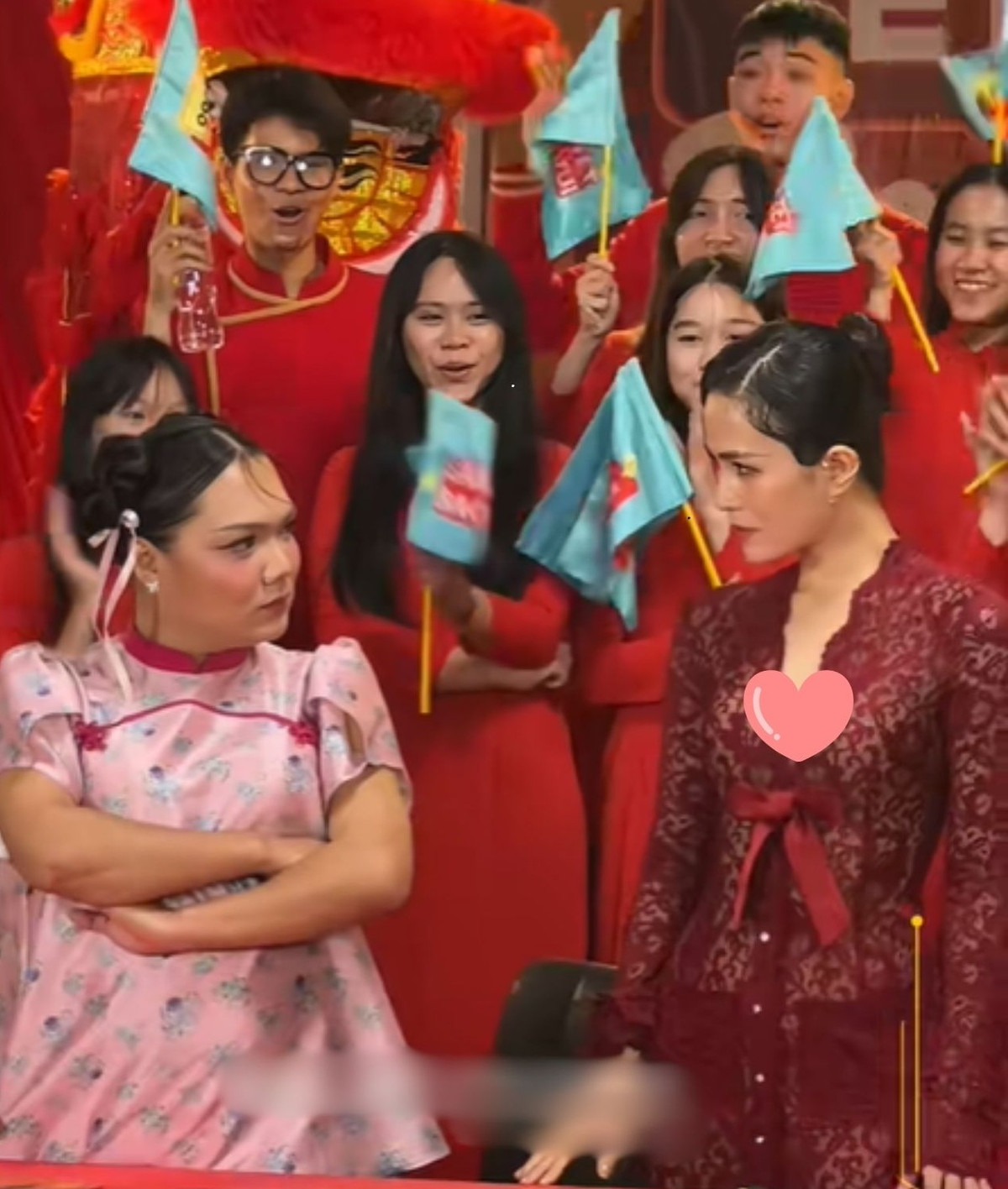 Mới đây, phiên livestream của Phạm Thoại kết hợp với Thùy Trang - người thủ vai "Đờ Mờ Hờ" trong "Cô lao công học yêu" cũng đã thu hút rất nhiều người tham gia.