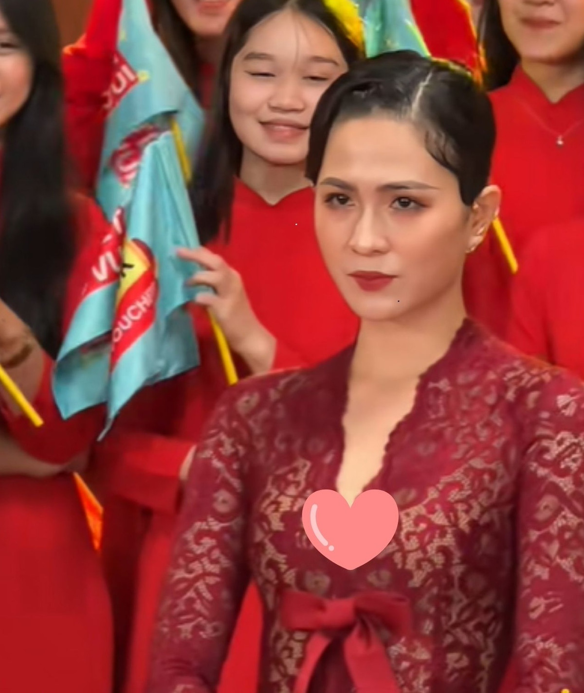 Nhiều người bày tỏ sự thích thú với phiên livestream này: "Ôi trời nữ tổng tài xuất hiện thì Phạm Thoại chỉ là một cái tên", "thần thái cỡ này thì Phạm Thoại cũng phải lép vế mà thôi".