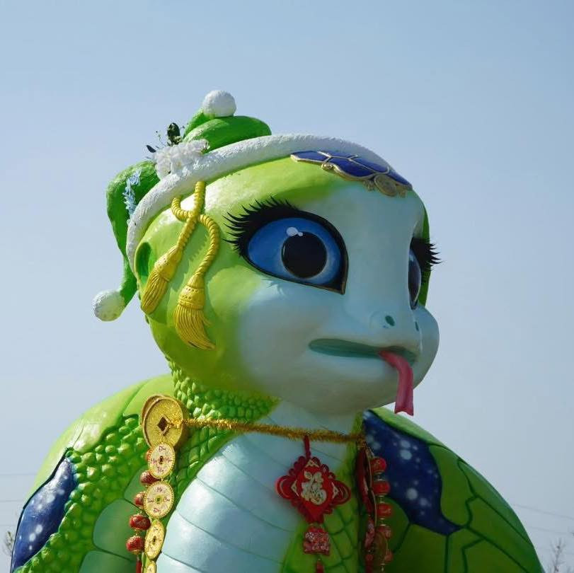 Loài rắn trong quan niệm người Việt vốn là loài vật mang đến cảm giác nguy hiểm, đáng sợ. Chính vậy năm nay ở nhiều nơi khi thiết kế linh vật Ất Tỵ đều mang đến tạo hình dễ thương để tạo cảm giác dễ mến, thân thiện, trong đó có mô hình linh vật ở Bắc Giang.