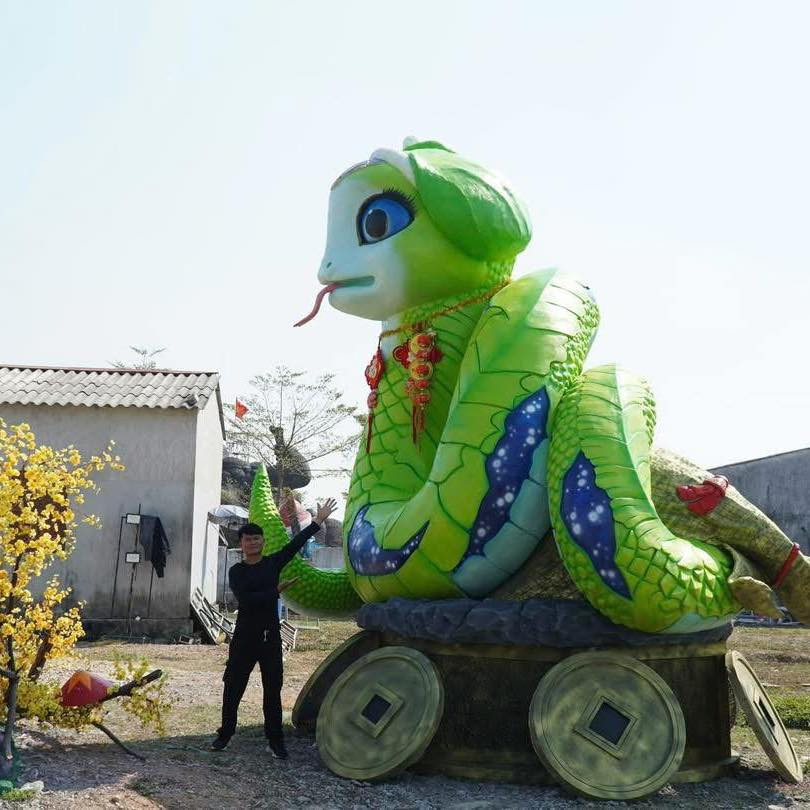 Ngay sau khi được chia sẻ trên mạng xã hội, nàng rắn đặt tại Vườn Hạnh Phúc (huyện Hiệp Hòa, Bắc Giang) do nghệ nhân Bùi Văn Quân thực hiện gây ấn tượng với cộng đồng mạng nhờ vẻ ngoài độc lạ.