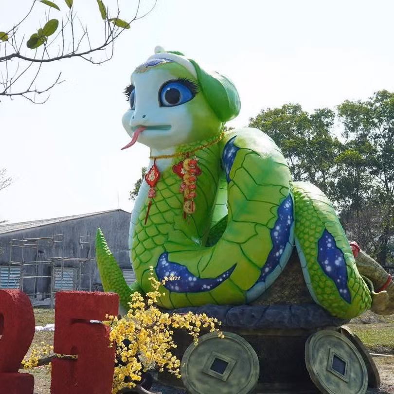 Ông Quân cho biết tượng nặng 7 tấn, cao 5,1 m.