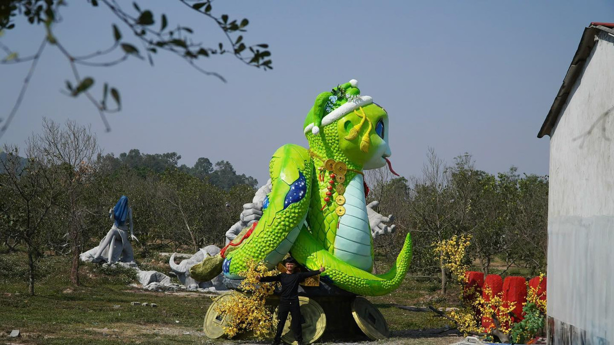 Ở phần bệ đỡ được thiết kế hình ảnh đồng tiền vàng tạo nên sự sung túc cho năm mới.