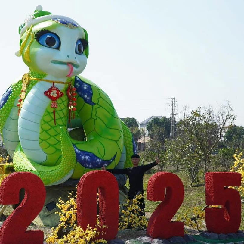 Chất liệu để làm linh vật rắn này chủ yếu bằng xi măng, cốt thép.