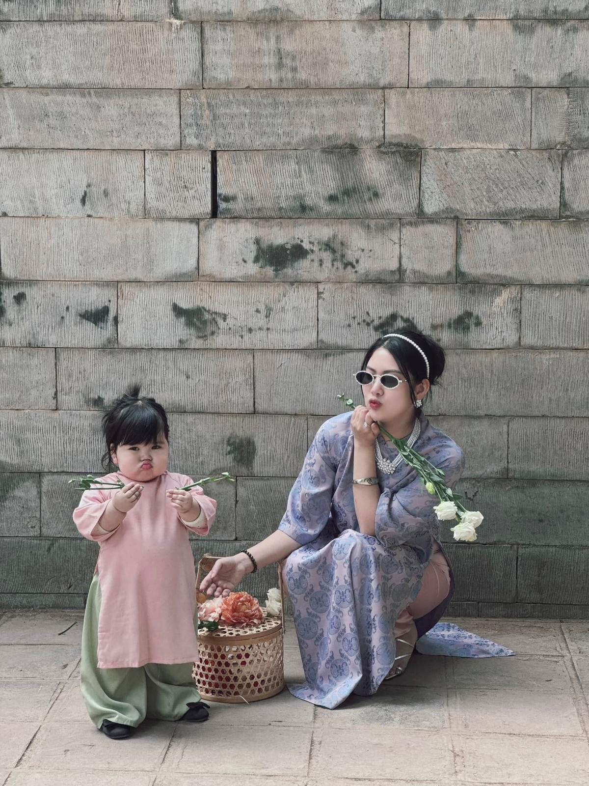 Cô bé vô cùng hợp tác với mẹ trong từng khung hình.