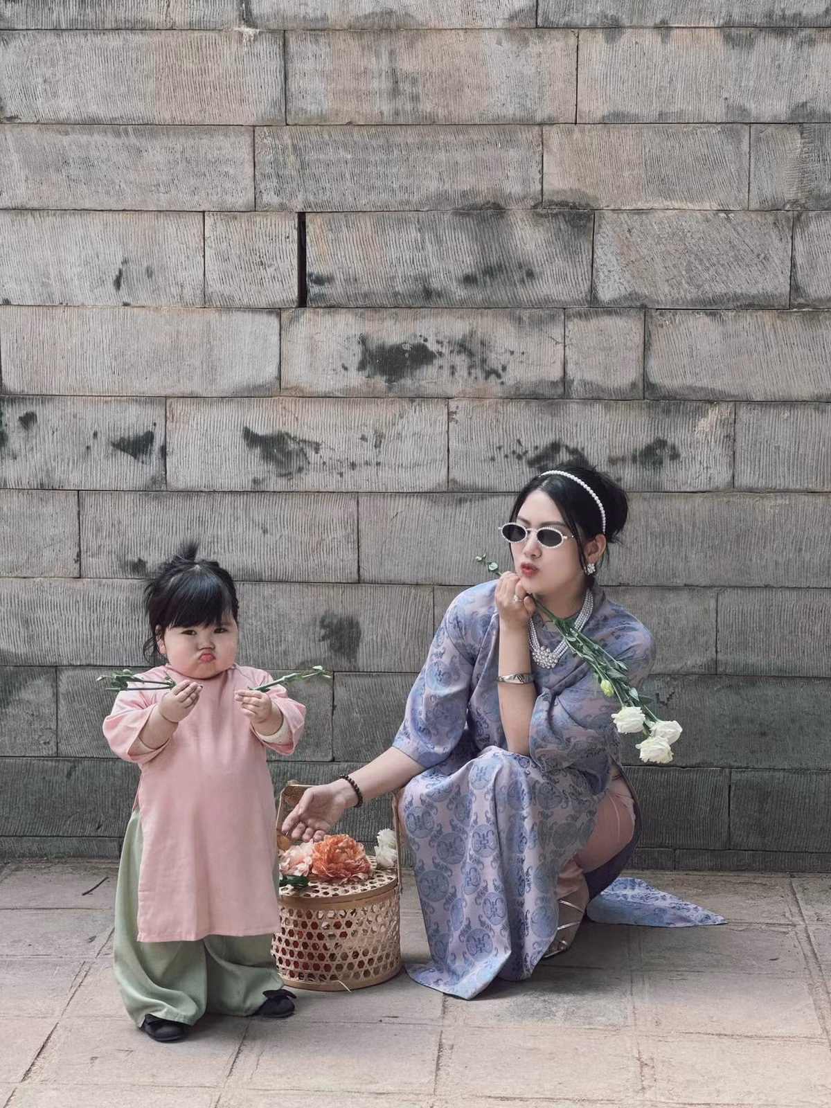 Cô bé vô cùng hợp tác với mẹ trong từng khung hình.