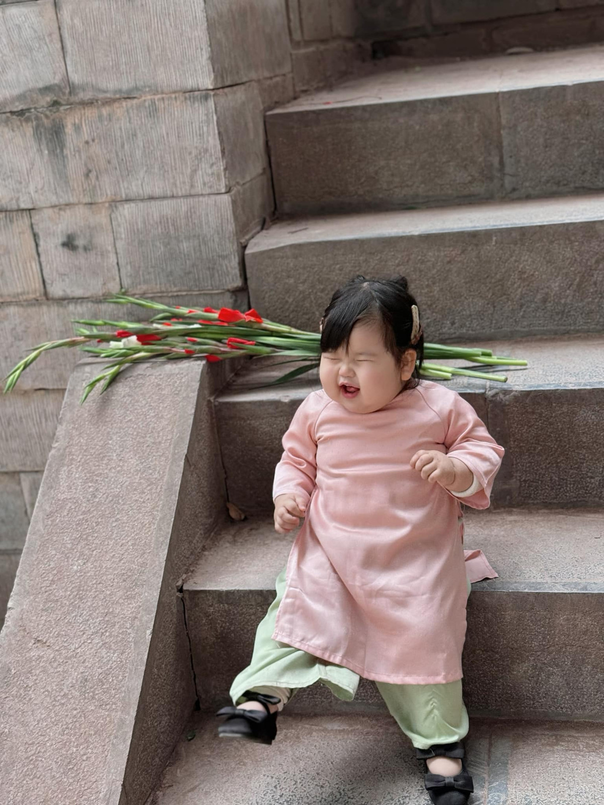 Được biết, bé Dâu đã được 19 tháng tuổi.