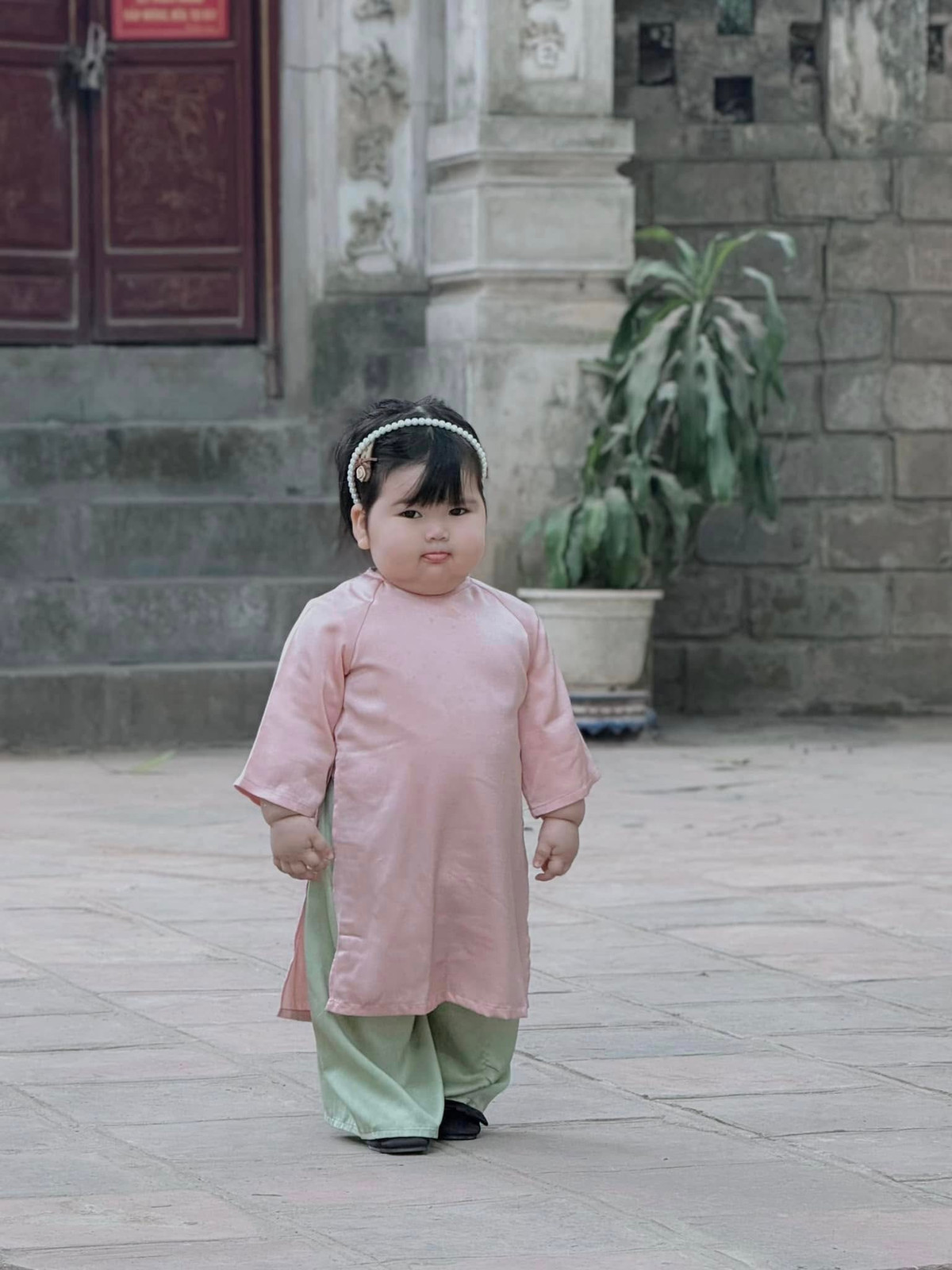 Cô bé không hề sợ ống kính mà vô cùng tự tin để "diễn" và tạo dáng.