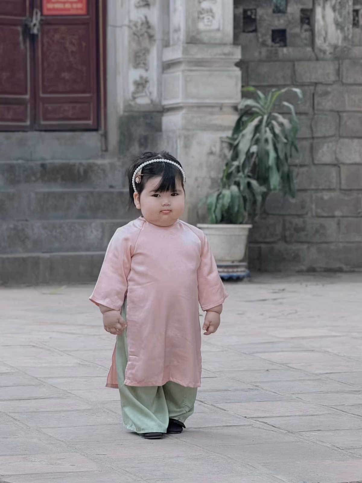 Cô bé không hề sợ ống kính mà vô cùng tự tin để "diễn" và tạo dáng.