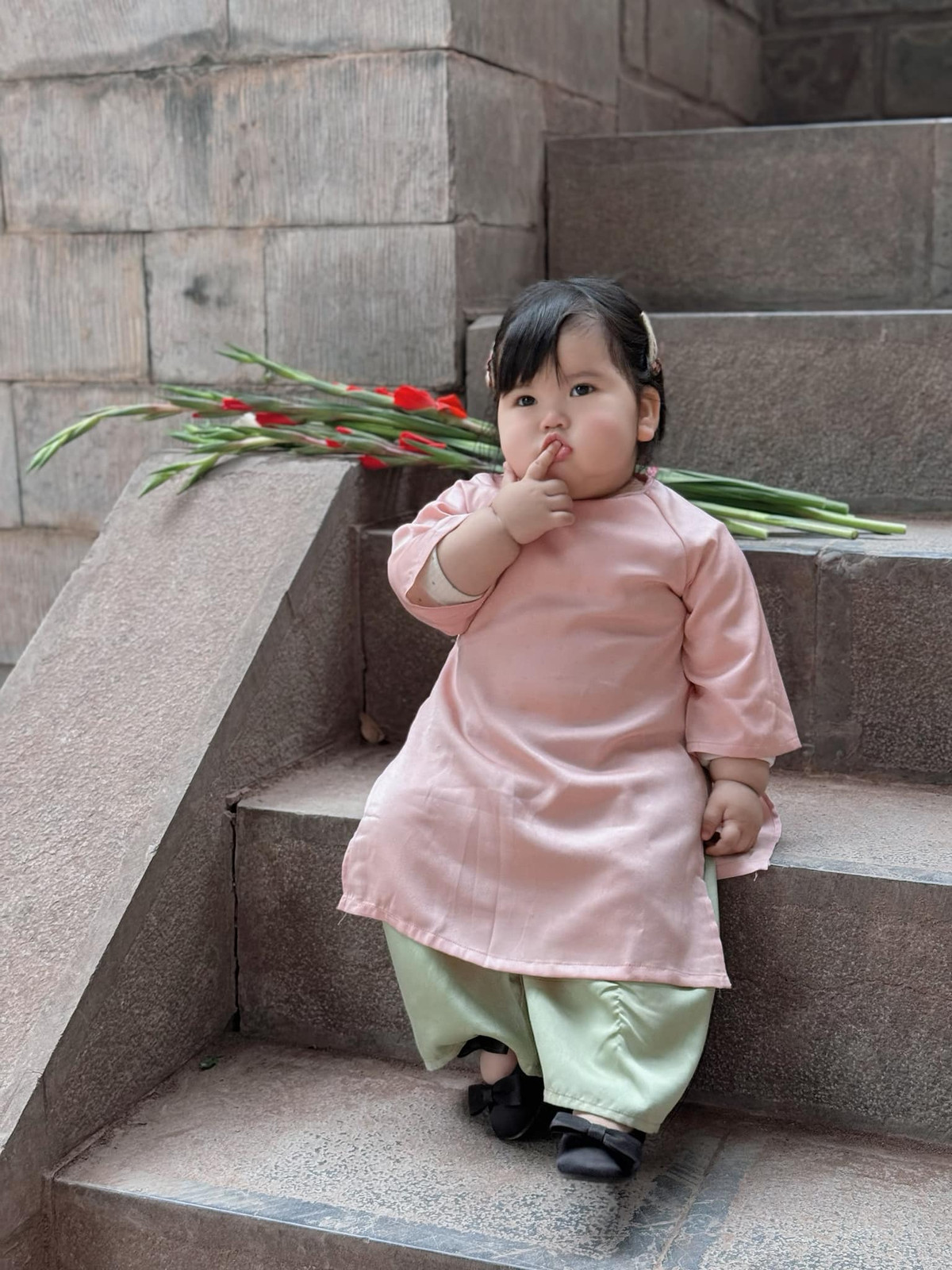 Điểm nhấn của bộ ảnh lần này chính là chiếc bụng tròn xoe, cùng thân hình ú na ú nấn của Dâu.