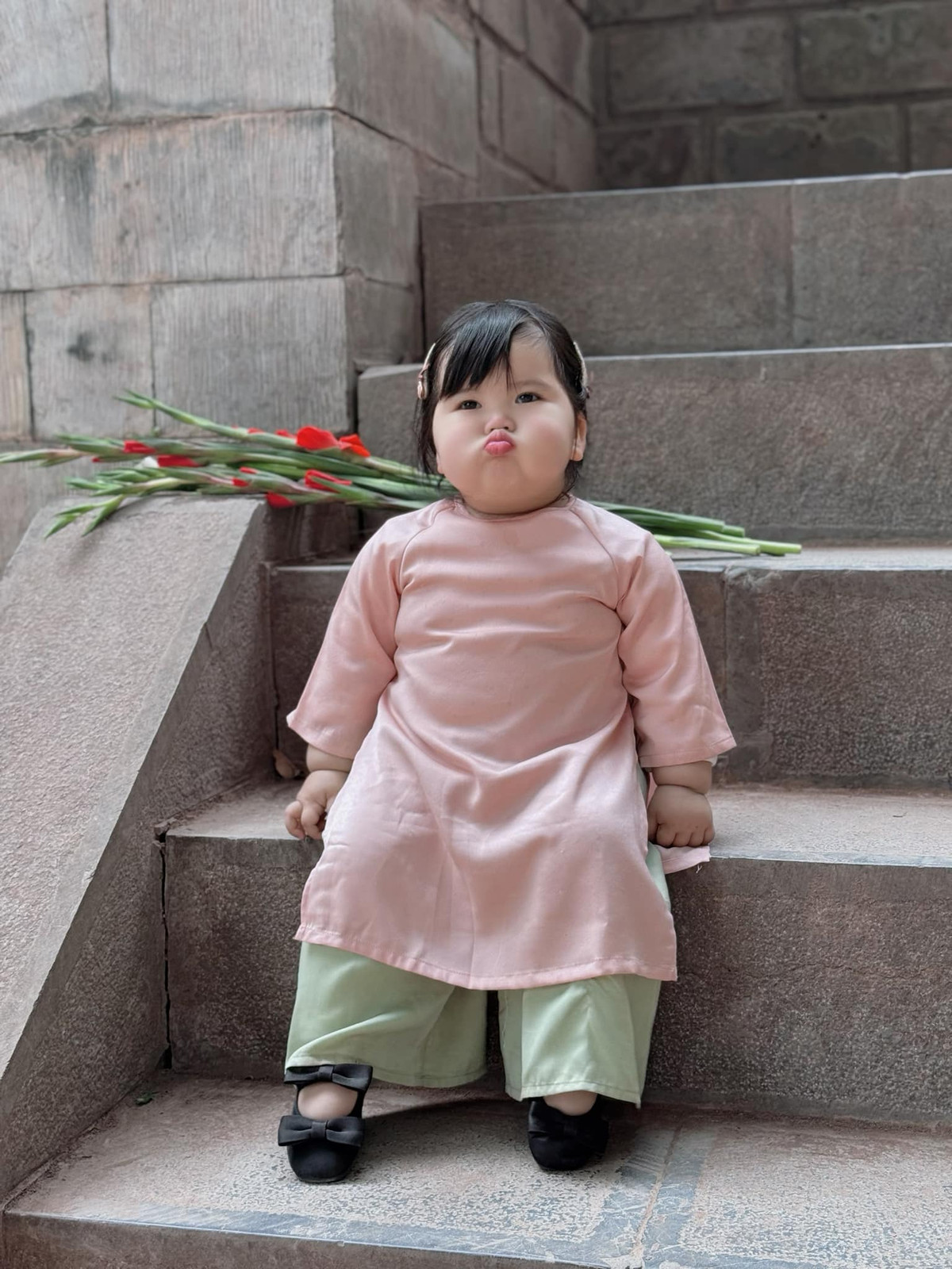 Mọi biểu cảm của bé Dâu từ chu miệng, cười tươi đều vô cùng đáng yêu.