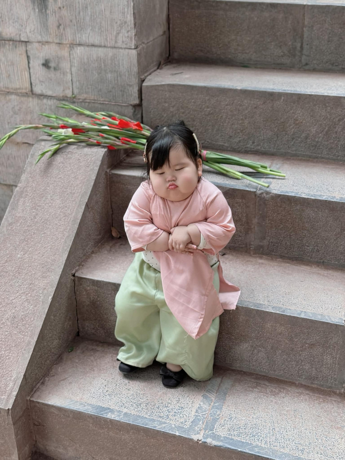 Chiếc má phúng phính như bánh bao khiến nhiều người xuýt xoa: "Yêu thế", "xin vía bỏ bụng nha", "yêu quá chừng".