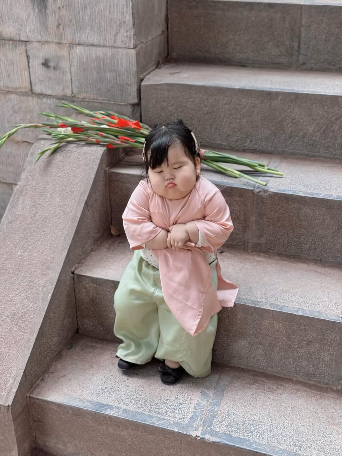 Chiếc má phúng phính như bánh bao khiến nhiều người xuýt xoa: "Yêu thế", "xin vía bỏ bụng nha", "yêu quá chừng".