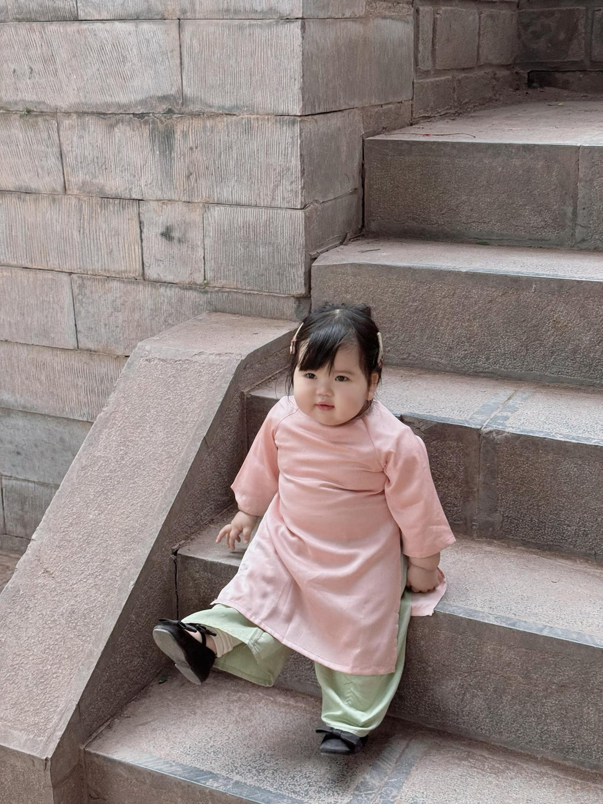 Cô bé được mẹ lập cho một kênh Tiktok hiện có hơn 55.000 lượt theo dõi, thường xuyên cập nhật những hình ảnh hàng ngày, nhận về rất nhiều tương tác.