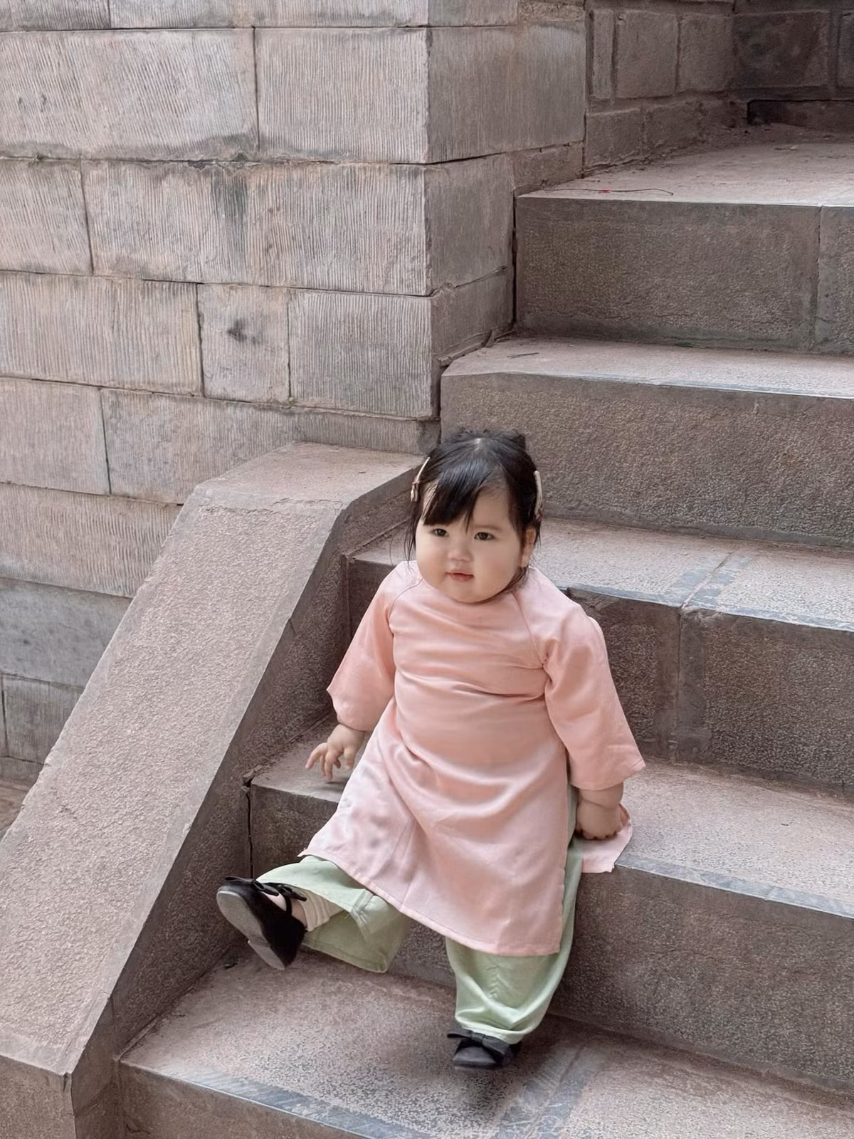 Cô bé được mẹ lập cho một kênh Tiktok hiện có hơn 55.000 lượt theo dõi, thường xuyên cập nhật những hình ảnh hàng ngày, nhận về rất nhiều tương tác.