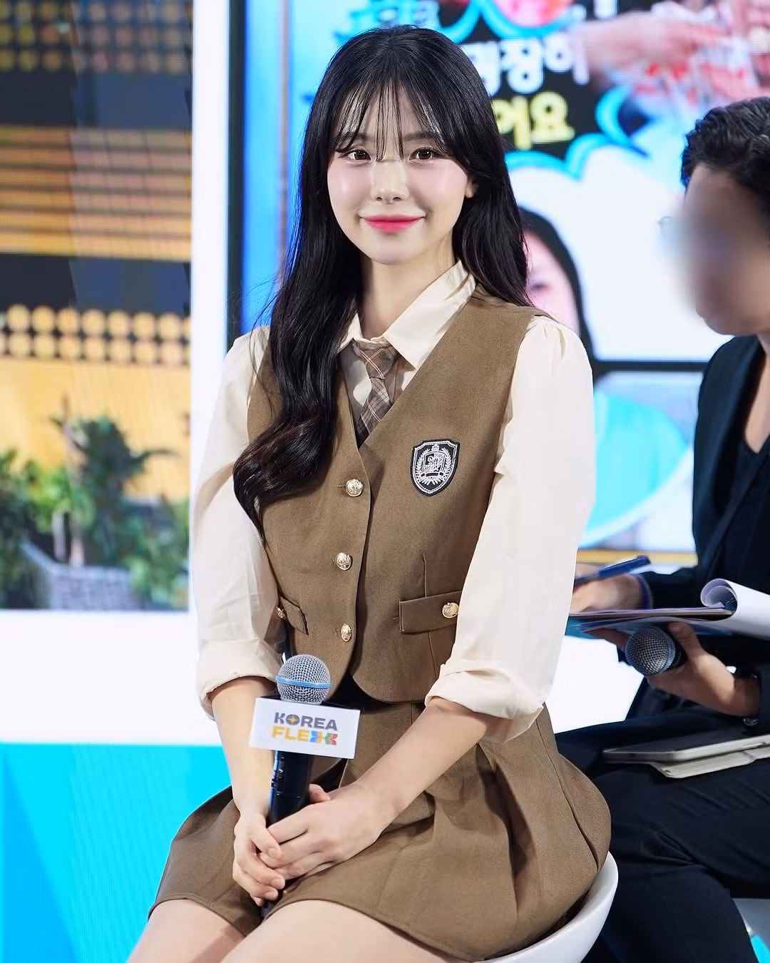 "Nữ thần cổ vũ" sở hữu thân hình mảnh mai cùng vòng eo con kiến 56 khiến nhiều người mơ ước.