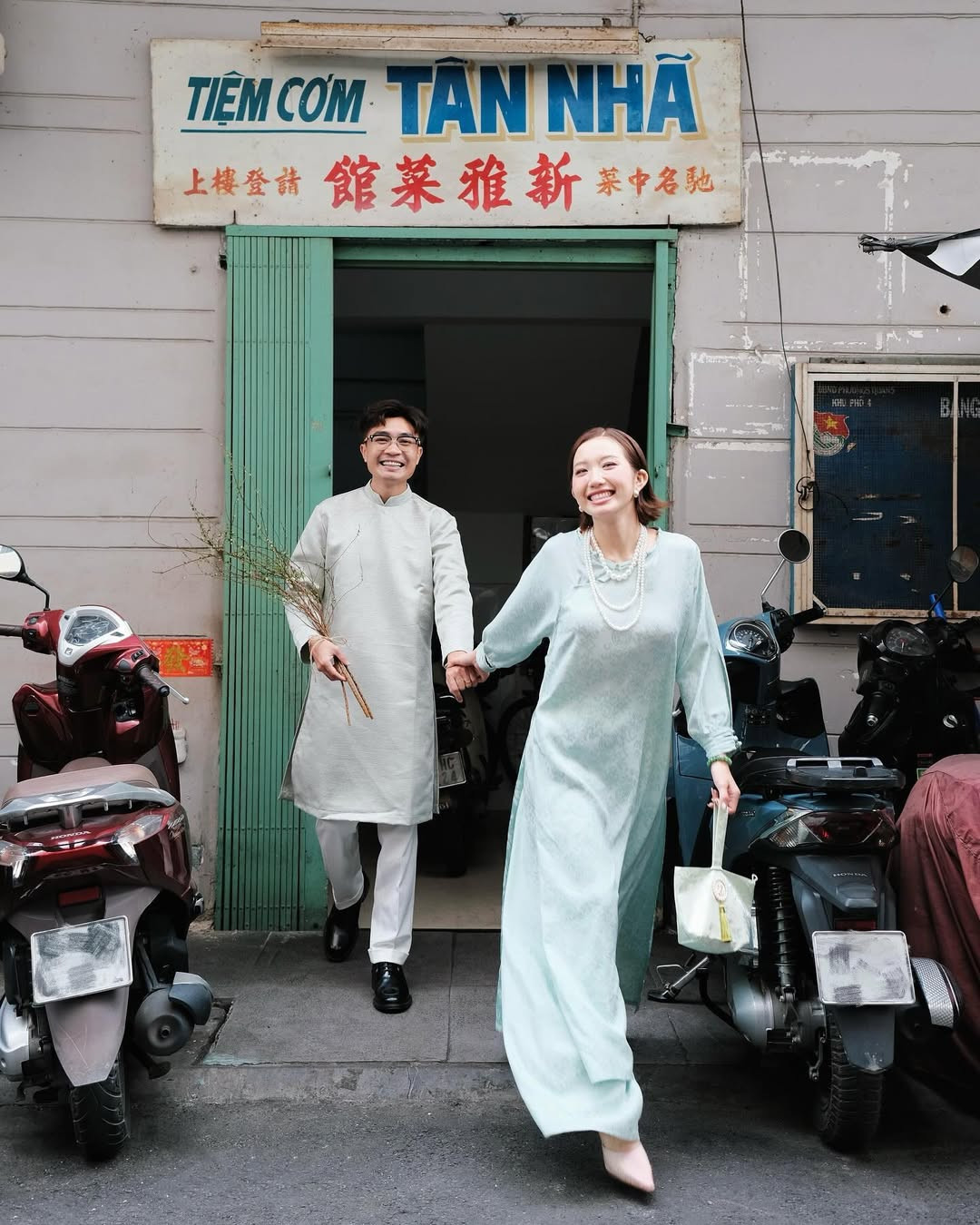 Lấy bối cảnh trước một tiệm cơm với cách thiết kế biển hiệu mang hơi hướng hoài cổ, bộ ảnh vừa toát lên nét xưa cũ, vừa mang hơi thở hiện đại.