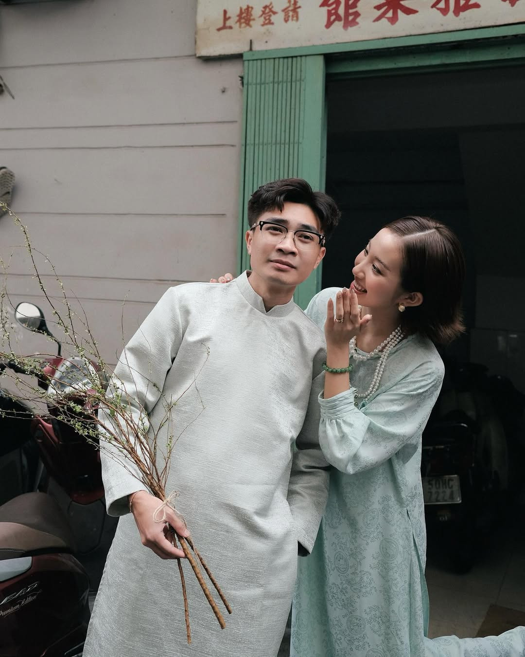 Duy Nhỏ cũng vô cùng hợp tác để tạo dáng với vợ.