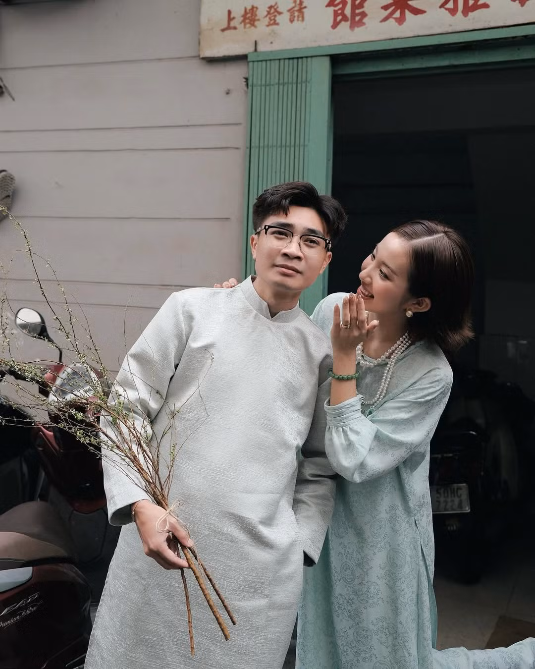 Duy Nhỏ cũng vô cùng hợp tác để tạo dáng với vợ.