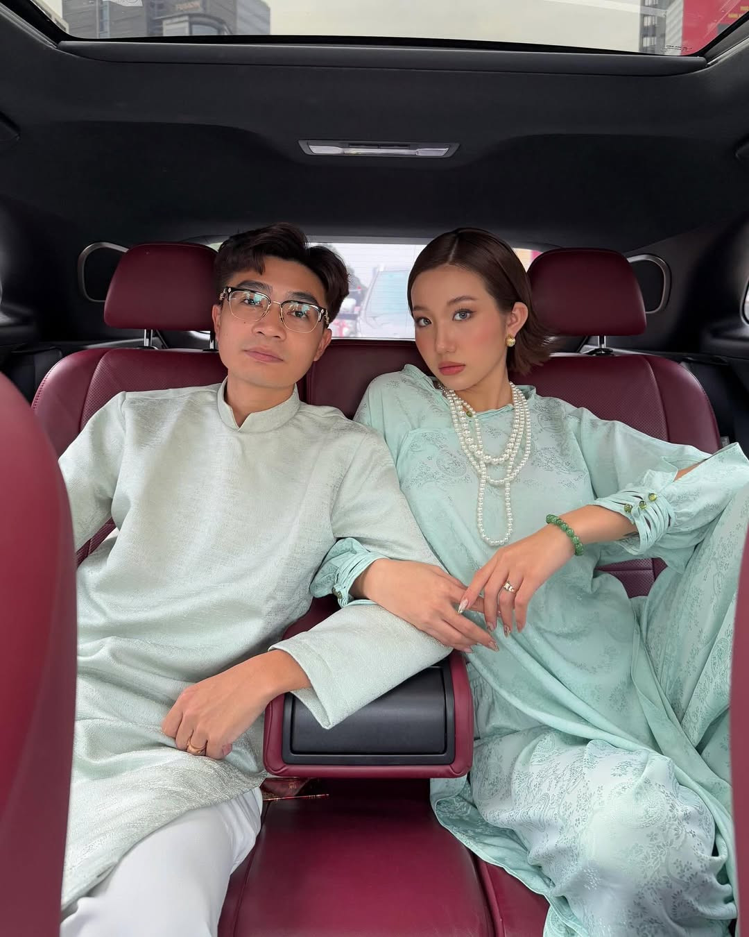 Kết hợp theo một số phụ kiện vòng cổ ngọc trai, vòng tay xanh ngọc bích, Huyền 2k4 ra dáng mợ cả đầy quyền lực.