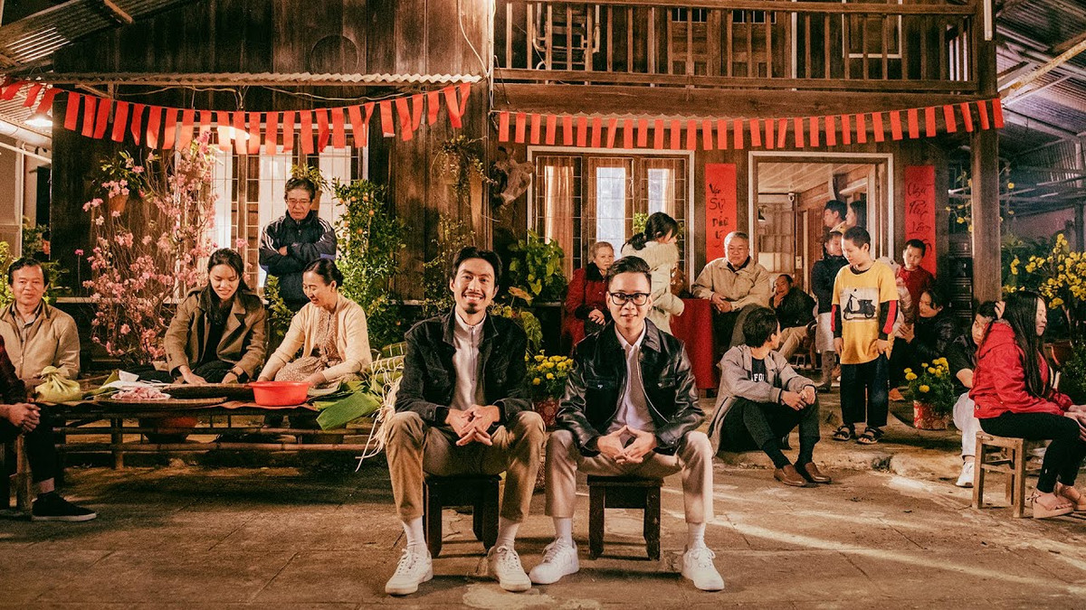 Tuyệt vời! Ca khúc "Đi về nhà" đã chạm đến trái tim của rất nhiều người, đặc biệt là những ai đang xa quê. Bài hát này không chỉ mang giai điệu nhẹ nhàng, sâu lắng mà còn chứa đựng những thông điệp ý nghĩa về tình yêu gia đình, quê hương.