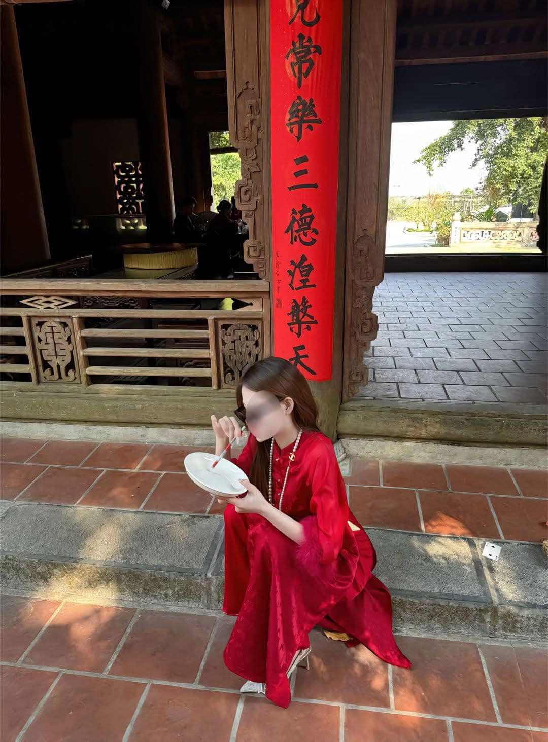 Theo đó, các bạn này đều là nữ, mang theo đạo cụ là...điếu đóm, thậm chí cả đĩa và một thứ trông tương tự như chất kích thích. Các bạn này tạo dáng như những "dân chơi", ngồi ở bậc thềm của chùa rồi...hít thứ bột trên đĩa.