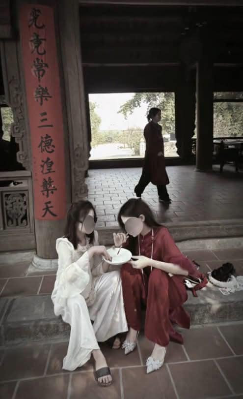 Hình ảnh phản cảm, khiếm nhã khiến nhiều người cảm thấy vô cùng phẫn nộ: "Gì vậy, mấy bạn này không suy nghĩ gì à", "cứ nghĩ thế là hay", "không hiểu nghĩ gì mà lại rủ nhau làm những hành động như vậy ở chùa chiền nữa".