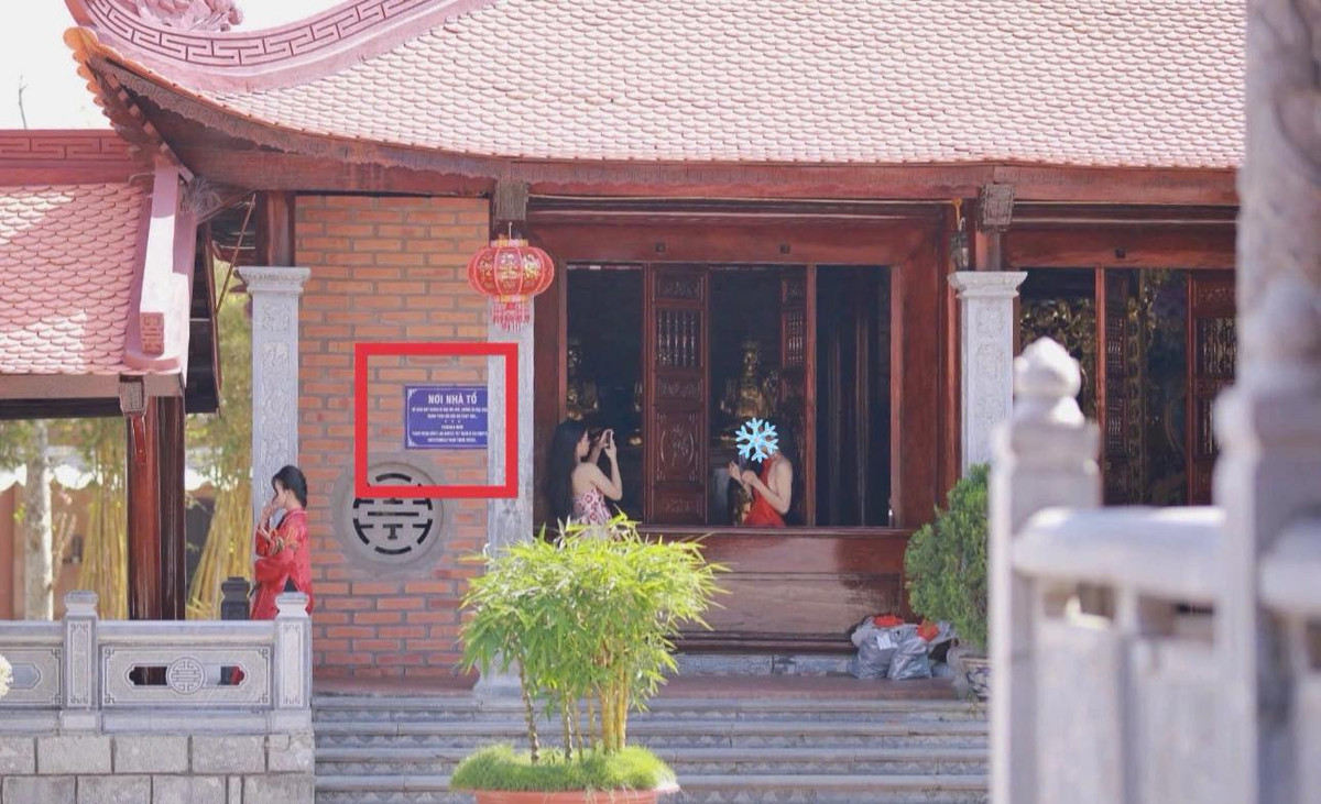 Có những bạn có đi hẳn vào phía trong điện của chùa để tạo dáng.