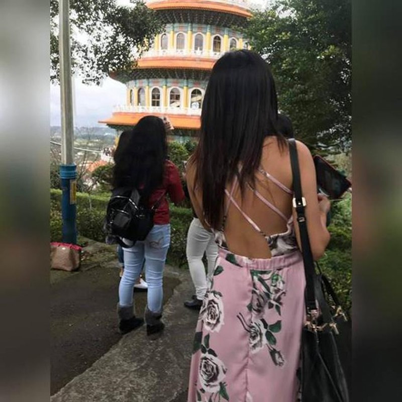 Trang phục giới trẻ sử dụng khi đến địa điểm linh thiêng, cơ sở tôn giáo, tín ngưỡng cũng cần được chấn chỉnh, bởi nhiều bạn thản nhiên mặc áo yếm để chụp ảnh.