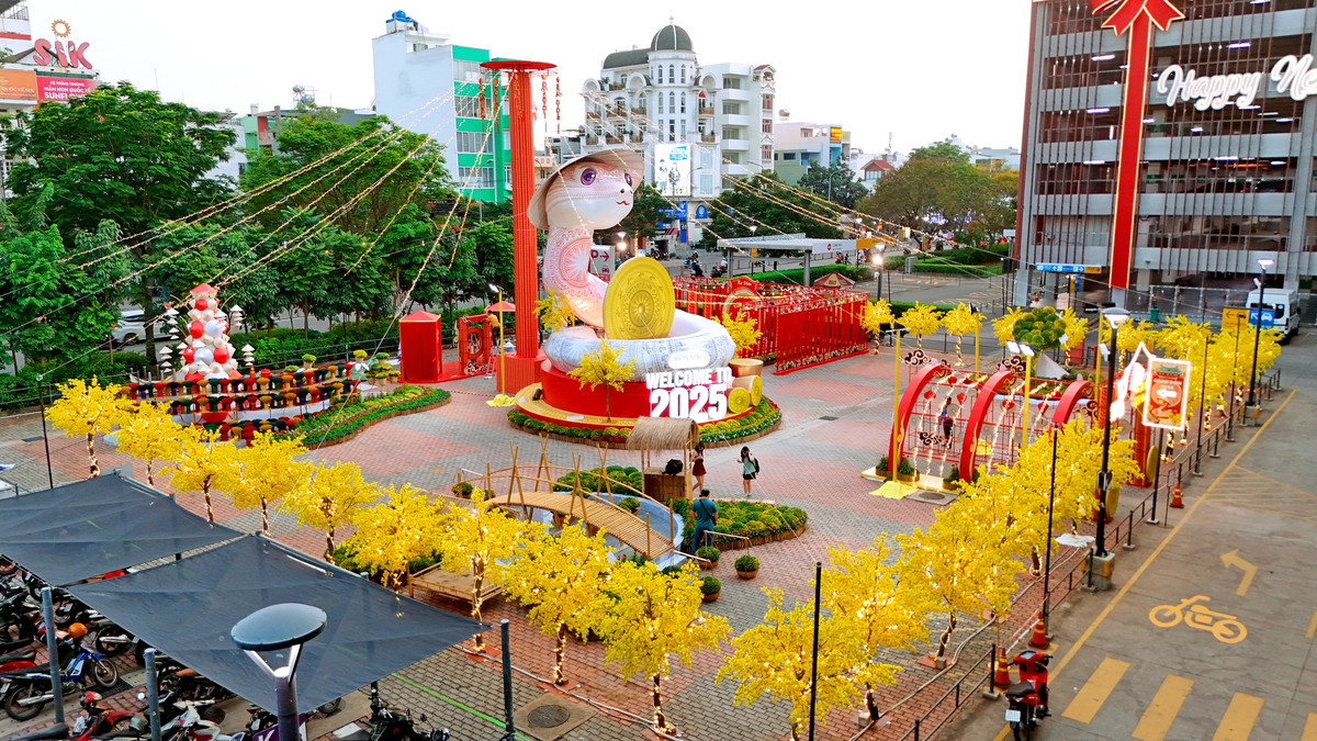 Chi tiết trang trí trên gương mặt được đầu tư kỹ lưỡng, từ những đường nét cong mềm mại của mi mắt cho đến khóe môi đang mỉm cười, tất cả tạo nên một tổng thể hài hòa và thân thiện.