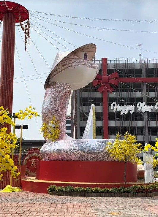 Mô hình được làm từ chất liệu an toàn, bề mặt bóng mịn của nó phản chiếu ánh sáng như một viên ngọc trai khổng lồ giữa trung tâm thương mại sầm uất. z