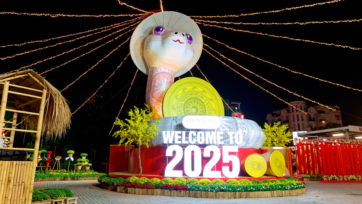 Bên cạnh mô hình rắn khổng lồ, phía trước trung tâm thương mại Aeon cũng được trang trí với nhiều mô hình khác đậm chất tết như câu đối đỏ...