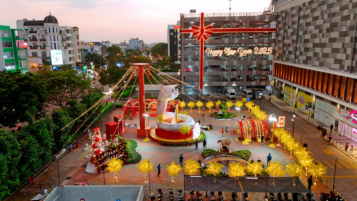 Hình ảnh những cây hoa mai, nhiều chậu cúc mâm xôi vàng rực cùng tiếng nhạc tết rộn ràng đã tạo nên một không gian tràn ngập không khí tết.