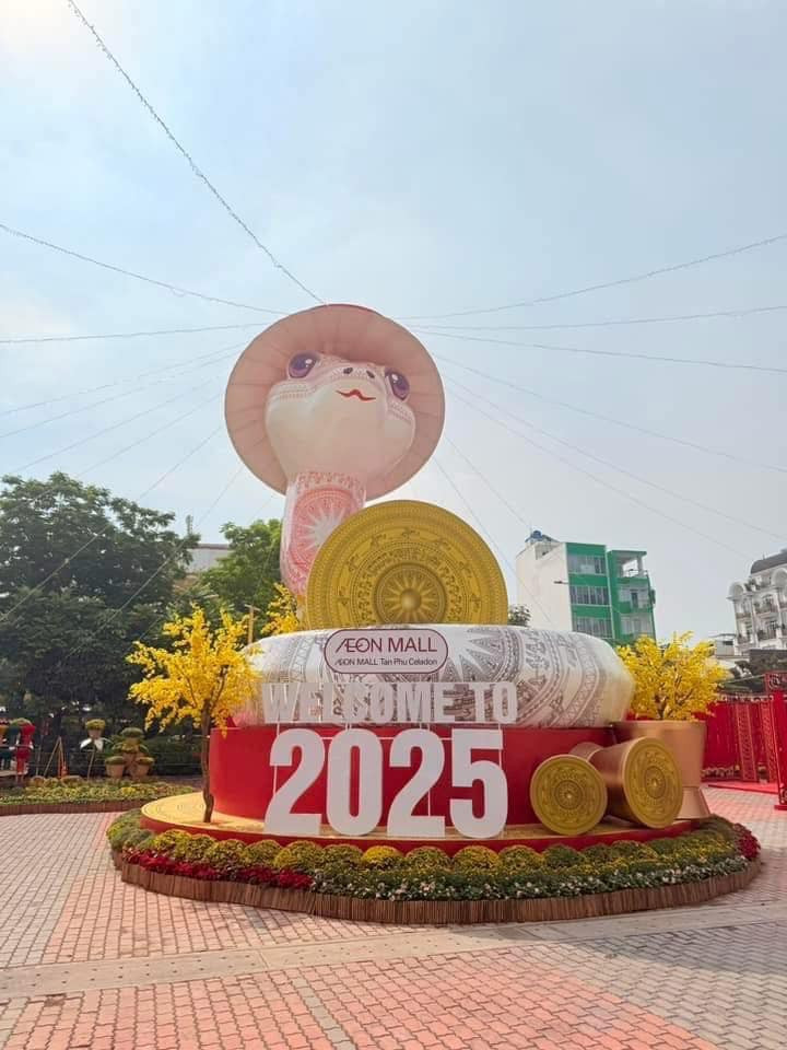 Với đôi mắt to tròn long lanh như ngọc, linh vật rắn mang một vẻ ngây ngô đáng yêu khiến bất cứ ai cũng thấy thiện cảm.