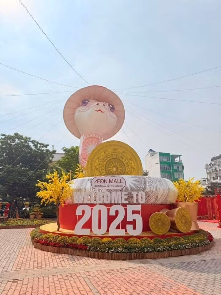 Với đôi mắt to tròn long lanh như ngọc, linh vật rắn mang một vẻ ngây ngô đáng yêu khiến bất cứ ai cũng thấy thiện cảm.