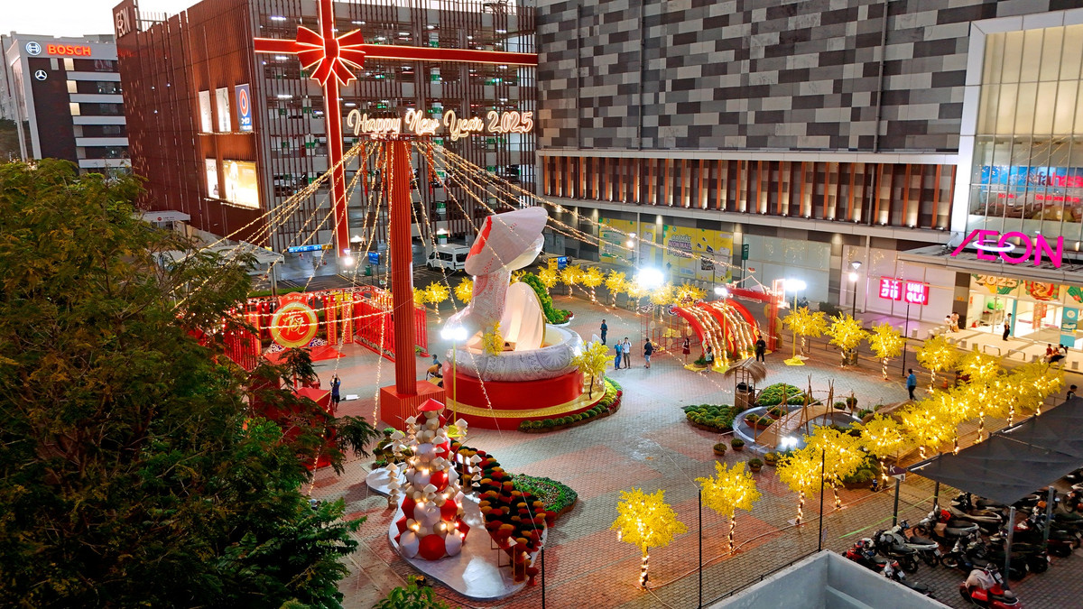 Sau khi được đăng tải lên mạng xã hội, hình ảnh chú rắn nhận về rất nhiều lời khen ngợi từ netizen: "Hoa hậu rắn đây rồi", "xinh xắn, đạm bản sắc dân tộc, trao luôn vương miệng cho bé Na này luôn nhé".