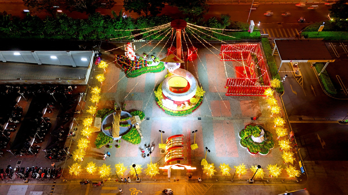 Chú rắn khổng lồ này trở thành điểm chụp ảnh lý tưởng, thu hút rất nhiều gia đình và các bạn trẻ đến check-in.