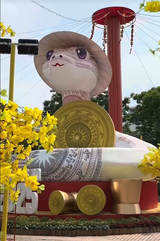 Hoa văn họa tiết trống đồng in trên thân rắn kết hợp với chiếc nón lá dân dã tạo thành tổng thể hài hòa, mang đậm bản sắc dân tộc.