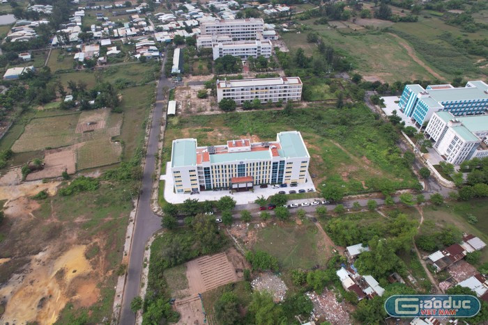 Dự án có tổng vốn đầu tư dự kiến gần 10.000 tỷ đồng. Tuy nhiên sau 25 năm kể từ ngày được quy hoạch, đến nay, dự án Làng Đại học Đà Nẵng vẫn bị “treo”. (Ảnh: Giáo dục Việt Nam).