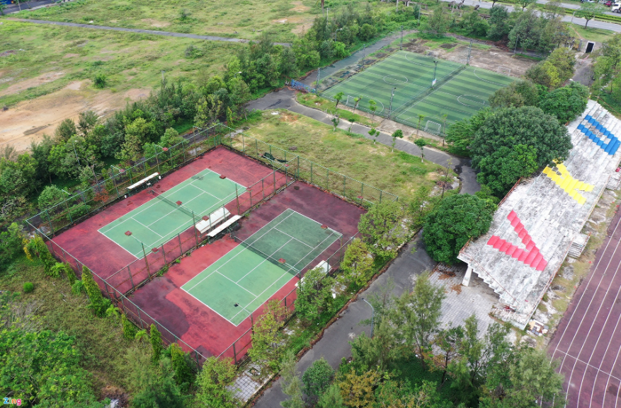 Khu tập luyện thể thao nằm trong khuôn viên dự án bỏ hoang, đã có dấu hiệu xuống cấp. Người dân cho biết từ khi xây dựng xong đến nay, công trình này luôn đóng cửa, chưa được sử dụng lần nào. (Ảnh: Zing).