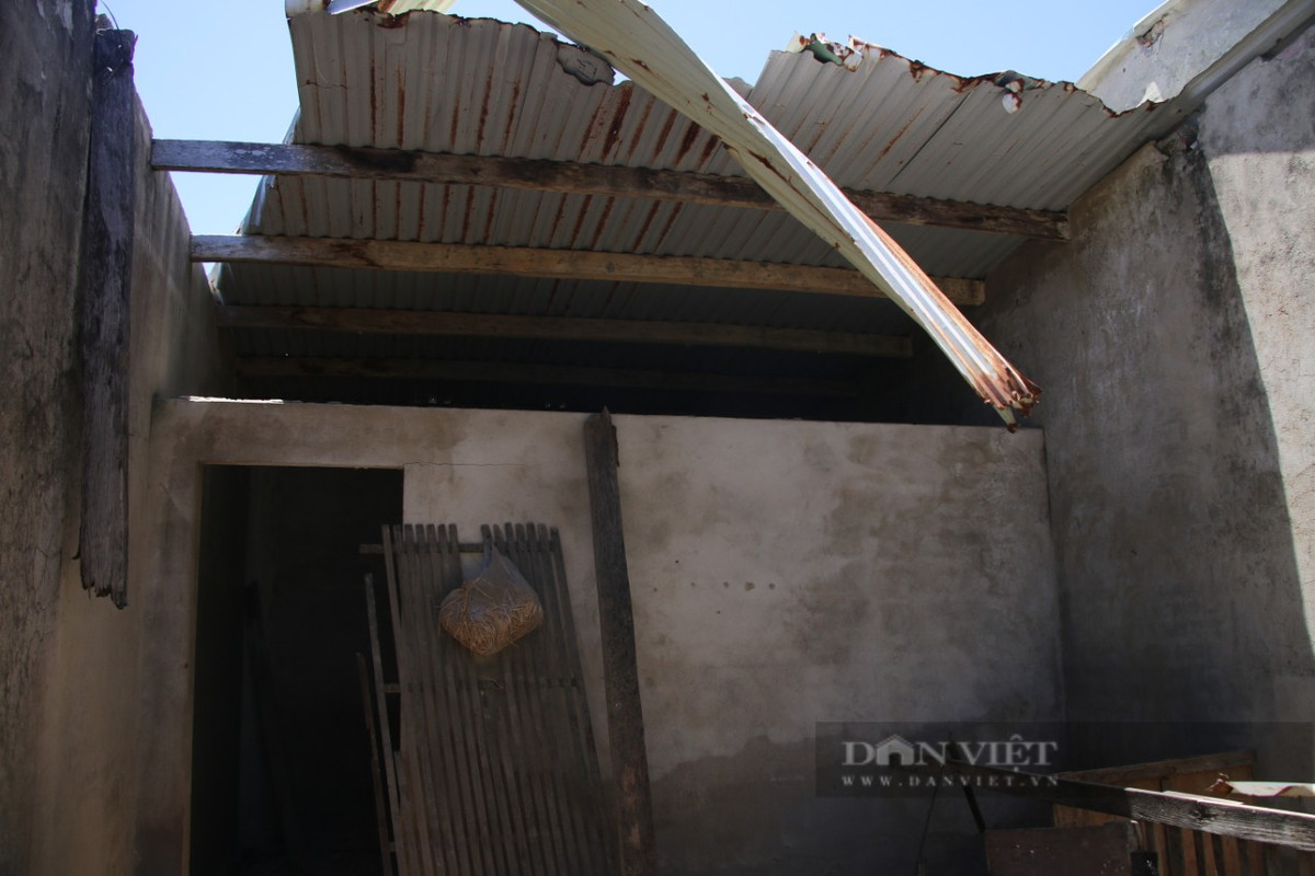 Người dân sinh sống trong khu vực dự án cho báo chí biết, họ phải sống trong cảnh "đi không được, ở không xong". Họ tha thiết mong các cơ quan chức năng sớm giải quyết dứt điểm tình trạng dự án “treo” hơn 2 thập kỷ. (Ảnh: Dân Việt).