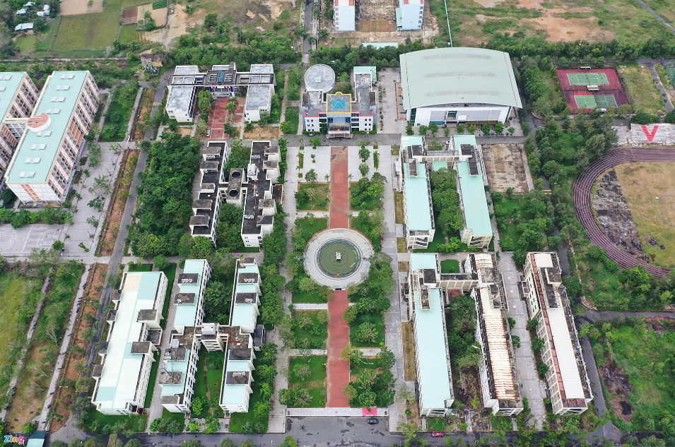 Tại đây mới chỉ có một số đơn vị đi vào hoạt động như: Trường đại học Công nghệ thông tin và truyền thông Việt - Hàn, Khoa Y Dược, trường đại học Sư phạm Kỹ thuật (đại học Đà Nẵng)… Khoảng 4.000 sinh viên đang học tập. (Ảnh: Zing).