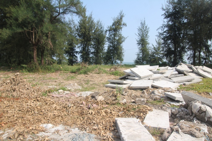 Liên quan đến dự án, mới đây, qua kiểm tra, Sở Xây dựng Nghệ An đã phát hiện nhiều sai phạm. Cụ thể, dự án đã hoàn thành giải phóng mặt bằng, đã giao đất, cho thuê đất, chủ đầu tư đã thực hiện các thủ tục pháp lý và triển khai một số hạng mục nhưng chậm tiến độ 6 năm 7 tháng theo quy định tại giấy chứng nhận đầu tư. (Ảnh: Người lao động).