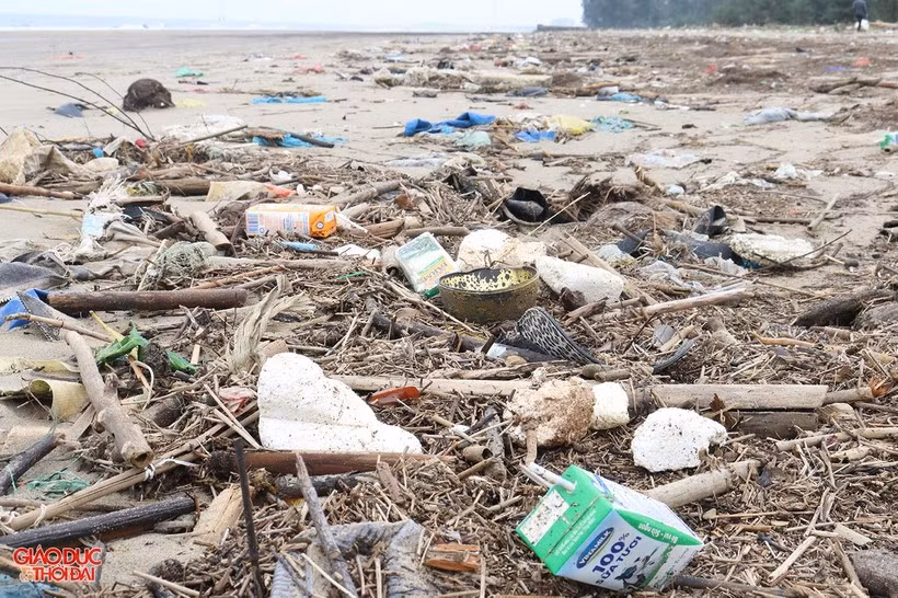 Cảnh nhếch nhác tại bãi tắm Cửa Lò. (Ảnh: Giáo dục &amp; Thời đại).